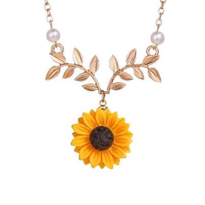 China Creative Resin Bead Gold ALLOY Fashion Sunflower Plastic Necklace With Leaves Temperament Sunflower Pendant for sale