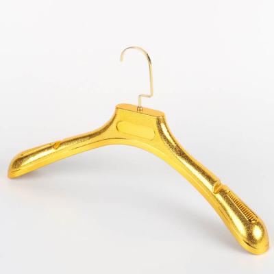 China Durable Different Size Hangs Gold Color Space Saving Below Vacuum Admit Adult Plastic Iron Hangers for sale