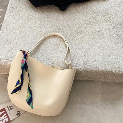 China Autumn Versatile Simple Handbag YGC-460 high quality 2021 large capacity niche bag retro bucket bag one shoulder fashionable women for sale