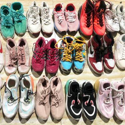 China Mixed styles clean occasion of women sport shoes in balls used designer shoes for sale