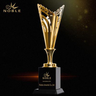 China Europe Noble Awards Customized Made Metal Honor Anniversary Eevnts StarsTrophy Awards With Crystal Base for sale