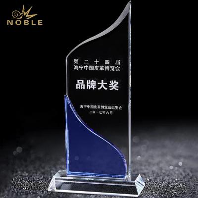 China Europe Noble Customized Brands Licensing Awards Engraved Running Trophy for sale