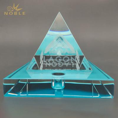 China Europe Customized Optical 3D Laser Engraved Crystal Pyramid Award With Pen Holders And Blue Printed Base for sale