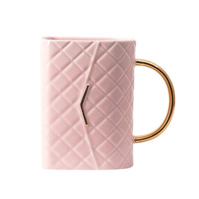 China Hot Selling 12oz Handbag Viable Creative Coffee Milk Enamel Ceramic Mug With Gold Handle for sale