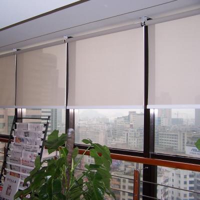 China Modern Blackout Sunscreen Motorized Roller Shades With Auto Battery Or Solar for sale