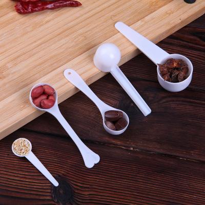 China Sustainable 0.25ml 0.25g 1g 2g 3g 5g 10g 15g White Plastic Measuring Spoon Scoop For Milk Powder Tea Salt Round Flat Bottom Medicine for sale