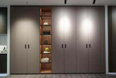 China Moderne Massivholzkleiderschrank mit Taschen-Display-Rack und LED-Beleuchtung zu verkaufen