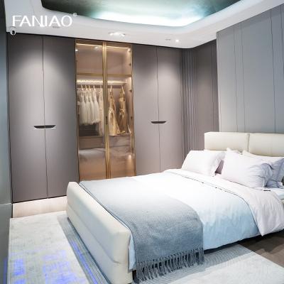 Κίνα Γαλλικό στυλ γκρι Custom ντουλάπα κρεβατοκάμαρα με γυάλινες πόρτες αναχωρημένες λαβές προς πώληση