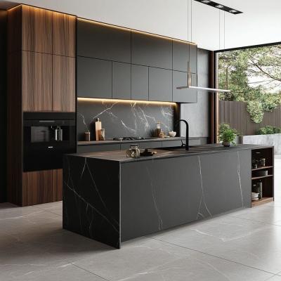 China Gabinete de cocina moderno con isla encimeras de piedra sinterizada de madera de grano gabinetes de cocina diseños para villa en venta