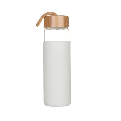 China Sustainable Lid 600ml Bamboo Borosilicate Drink Glass Water Bottle With Silicone Sleeve for sale