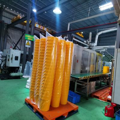 China Chinese manufacturers of non-toxic tasteless environmental pressure selling plastic packaging barrels 20 kilograms 25 l American barrels. With cover with movable oil drums for sale