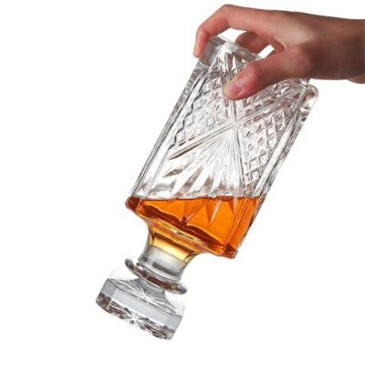 China Whiskey and liquor factory sell 750ml/26oz whiskey decanter wine bottle with gift box for sale