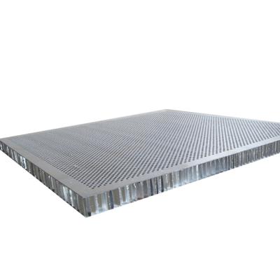 China 1220x2440mm durchlöcherte Aluminiumumhüllungs-Decken-zusammengesetzte Bienenwaben-Platte zu verkaufen