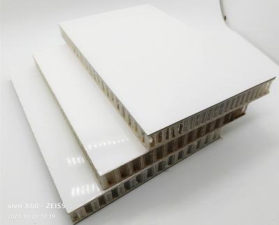 China Glatte weiße Bienenwaben-Sandwich-Platten des Fiberglas-pp. für Trockenfracht-LKW/Van/Wohnwagen zu verkaufen