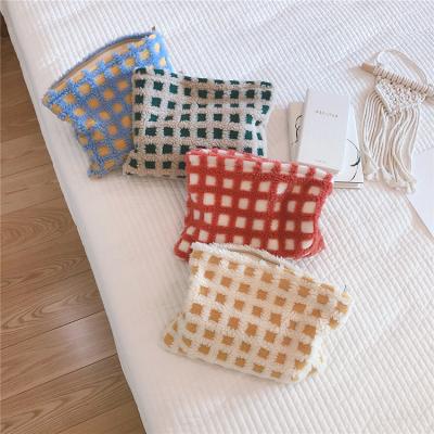 China Fashion New Style Travel Tartan Lambswool Plush Fleece Clutch Bag Wholesale Makeup Cosmetic Bag Pouch for sale