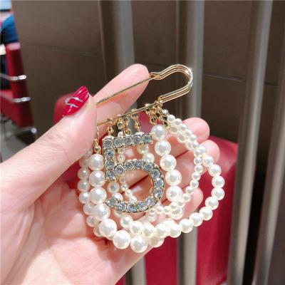 China Fashionable DIY Jewelry Accessory String Brooch Scarf Shawl Silk Buckle Female Pearl Brooch Pin for sale