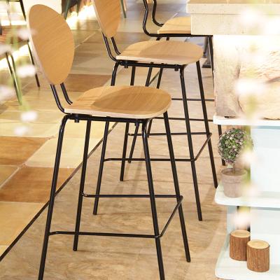 China Modern Simple Colorful Metal Frame Tavern Style Backseat Bar Chair Bar Stool Wooden Umpire Chair for sale