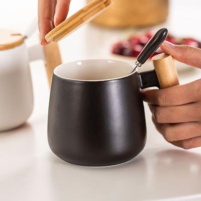 China Sustainable New Design Porcelain Mug With Unique Wooden Handle Matte Black for sale