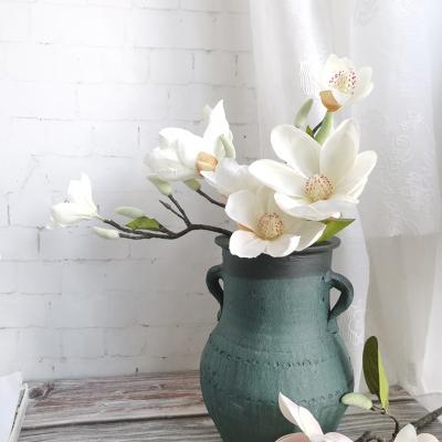 China Wedding Valentine's Day Home December Artificial Silk Magnolia Flower Stem Table Wedding Decoration Artificial Flower Manufacturer for sale