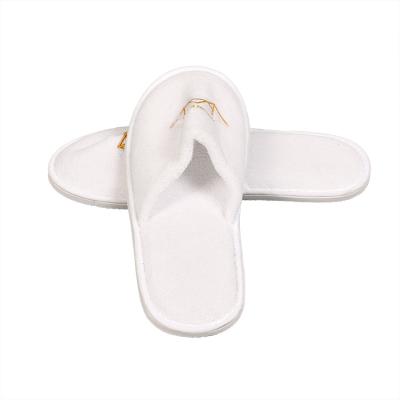 China Hotel Bedroom Easton Hotel Supplies White Bathroom Slippers With Customized Embroidery Logo Gold Color for sale