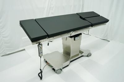 中国 Remote Controlled Electric Hydraulic Operating Table With Carbon Fiber Platform 販売のため