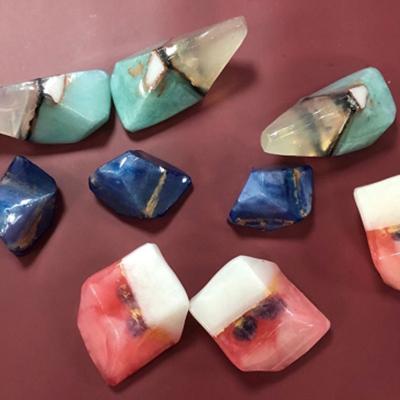 China Wholesale Cheap Wash Basic Cleaning Home Made Beauty Colored Natural Handmade Stone Shaped Gemstone Rock Crystal Soaps for sale