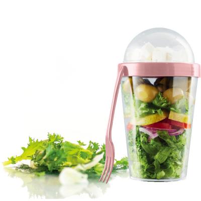 China Sustainabl 550ml Plastic Salad Cup Storage Containers Yogurt Cereal To Go Breakfast Plastic Cup With Fork And Lid for sale