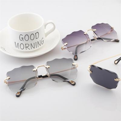 中国 Trade 2021 Eyewear Protect Eye Shaping Large Metal Rectangular Rimless Square Sunglasses 販売のため