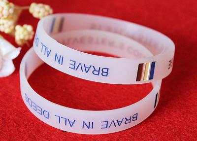 China Medias pulseras de encargo transparentes de la goma, producción de goma grabada del OEM de las pulseras en venta