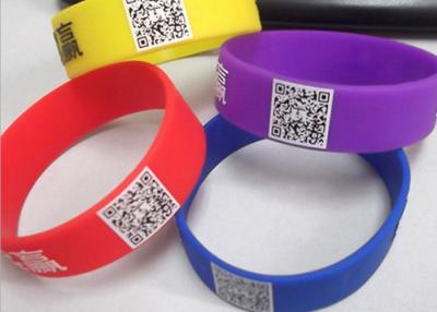 China Certificados CE de pulseras de caucho de silicona con logotipo personalizado con código QR legible impreso en venta