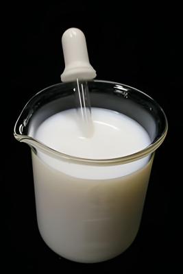 Cina Emulsione acrilica tessuto rigidificatore Emulsione acrilica per rivestimento di carta Aspetto Liquido bianco latte in vendita