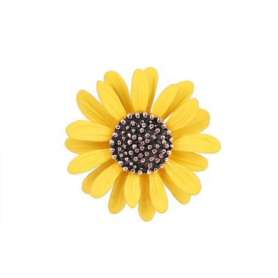 China 2020 YULUCH Fashion 4 Colors Wholesale Simple Stylish Simple Elegant Design Daisy Brooch New for sale