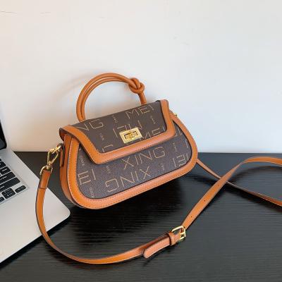 China Waterproof Drop Shipping 2022 Retro Gold Women's Single Shoulder Handbags Fashionable Buckle Armpit Bag For Women Luxury Saddle Bag for sale