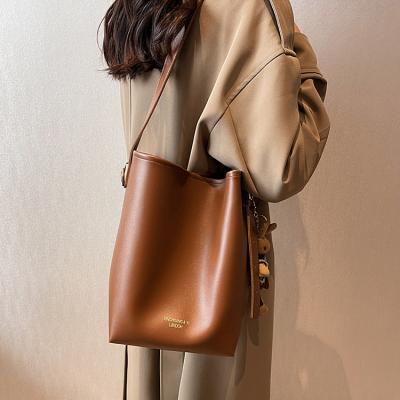 China Fashion\Comfortable\Durable Leather Large Capacity Tote Bags Handbags Ladies Commuting Shoulder Bucket Bags For Women for sale