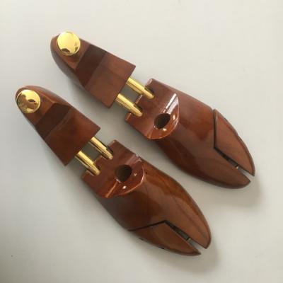 China Mens And Womens Size Double Tube Handmade Shoe Tree / Shiny Brown Wooden Shoe Keeper for sale