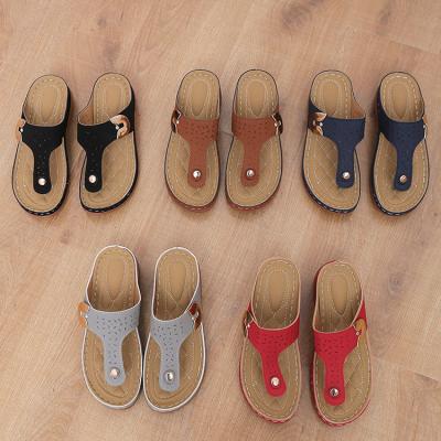 China Damping New Hot Selling Outdoor Comfortable Slippers Sandals Women's Flip Flop Sandals And Stain Beach Slippers for sale