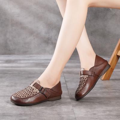 China Genuine Anti-slippery Genuine Leather Shoes Woman Retro Leisure Heel Ladies Soft Sole Flat Shoes Cowhide Handmade Leather Women Shoes 58-1305 for sale