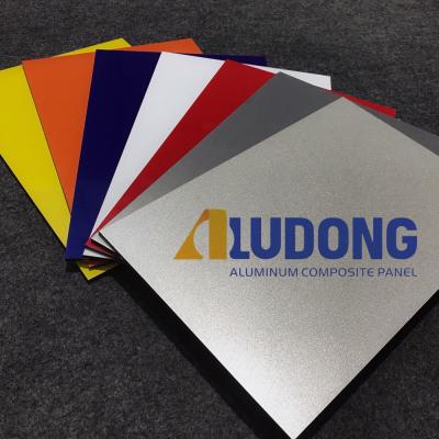 China el panel compuesto de aluminio de 4m m PVDF para la fachada exterior, revestimiento constructivo en venta