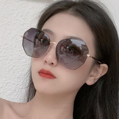 China Fashion sunglasses sell 2021 wholesale women fashion sun glasses metal hot sale polarized frame sunglasses for sale