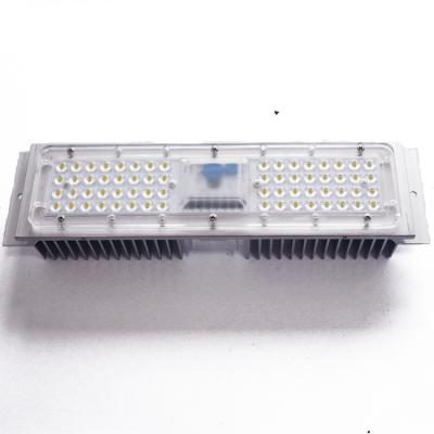 China AC220V llevó la PC óptica de los componentes SMD3030 de la luz de calle con el disipador de calor en venta