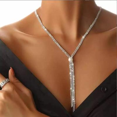 China Wholesale Material Trend Friendly Crystal Fashion Exquisite Pearl Necklace wild sexy shiny tassel rhinestone clavicle chain necklace long for sale