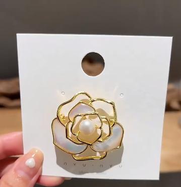 China Hollow Camellia Brooches Pearl Brooch Pin Suit Clothing Decoration Women Fashion Jewelry Shell Flower Friendly Material Wholesale Version for sale