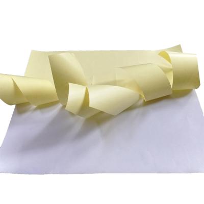 China Aufkleberbeschichtete Papierblatt Form Art Paper mit gelbem Farbsilikonkraftpapier HM0111 zu verkaufen