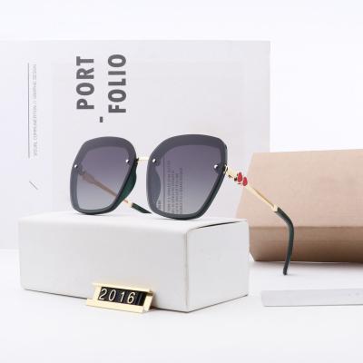 China Fashion sunglasses 2022 famous brands 1:1 sunglasses women shape fashionable shades retro vintage glass designer sunglasses for sale