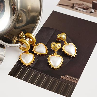 China Fashion Trendy Love Earrings Female Lightweight Luxury Advanced Earrings Design Sense Earrings for sale