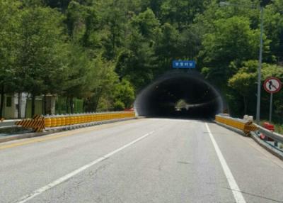 China Cerca da barreira do rolo de estrada da curva, barreira do rolo de estrada do polietileno à venda