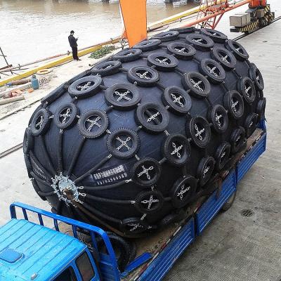 Chine L'amortisseur marin pneumatique en caoutchouc de bateau de la défense de dock d'amortisseur avec le pneu à l'amarrage de navire/amarrent à vendre