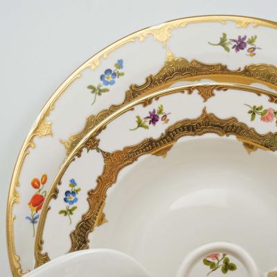 China Sustainable American 18pcs Embossed Gold Porcelain Dish Set Dinnerware Charger Luxury Porcelain for sale