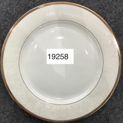 China Sustainable Embossed Pattern Poselen Charger Hot Dinner Dishes With Gold Rim for sale