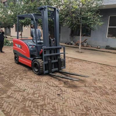 Chine 2000 kg de poids Plateforme de levage de chariot élévateur télescopique pour tout terrain et auto-chargement à vendre